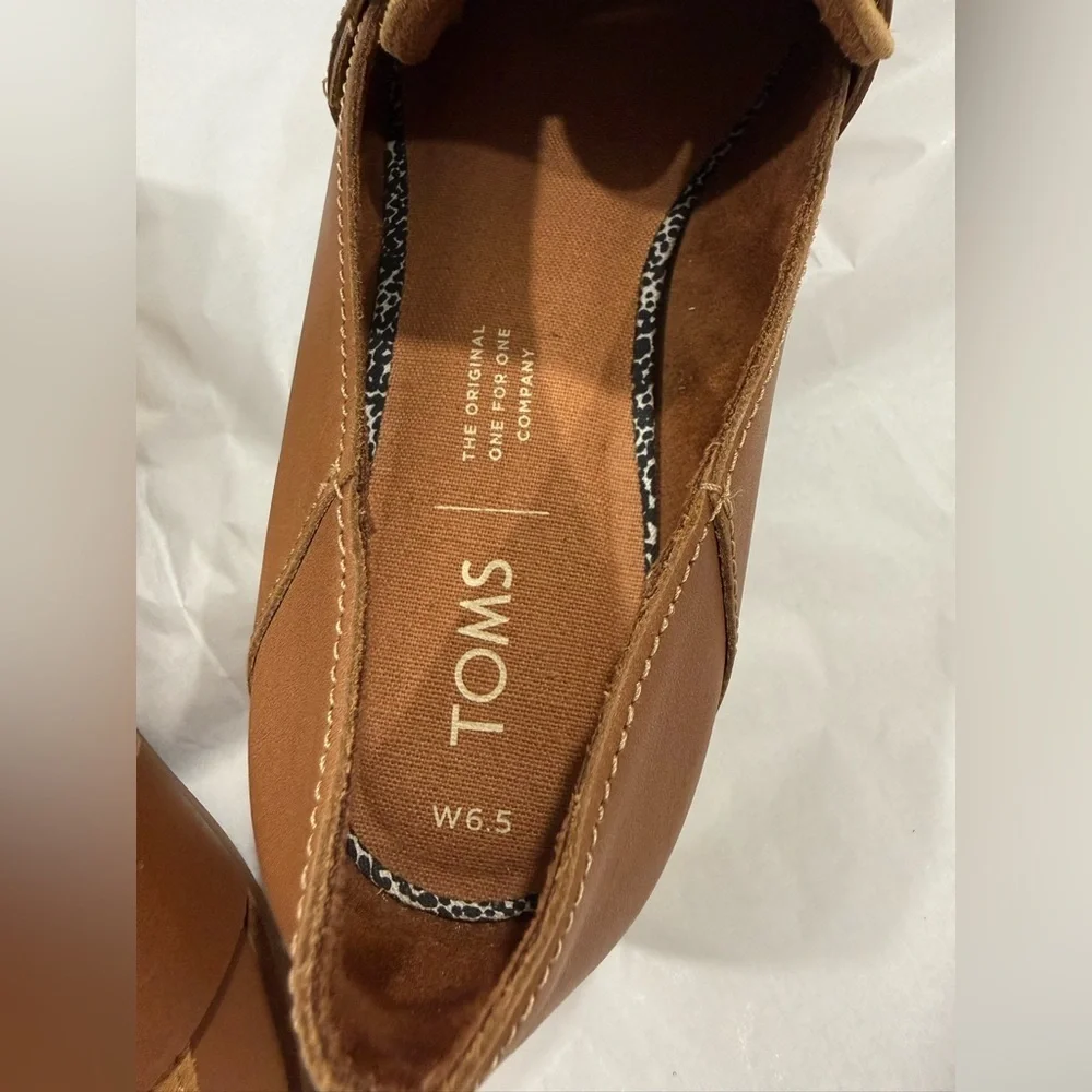 TOMS Womens Tan Loafers Size W6.5